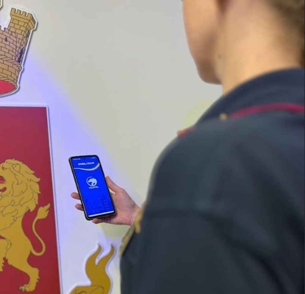 Torre Maura, giro di spaccio nel quartiere: i residenti scrivono sull'app alla polizia e scatta il blitz
