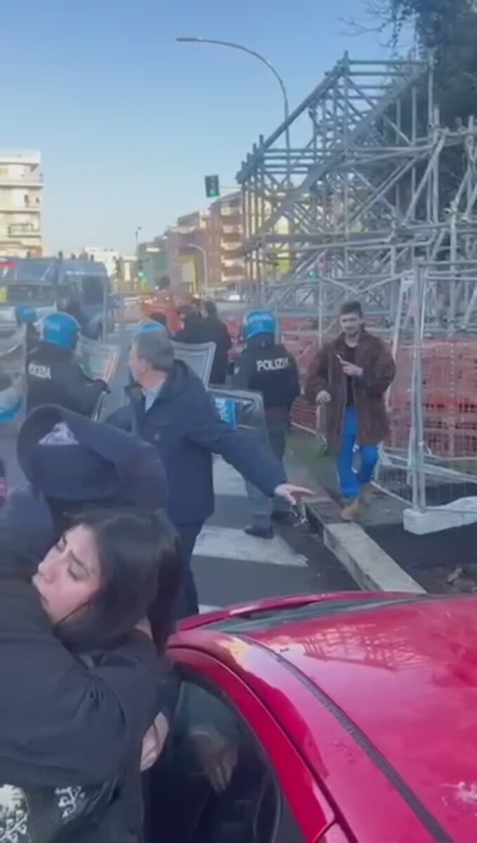 Sgombero Forte Portuense, le immagini delle cariche della polizia (video)