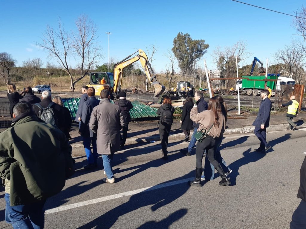 Centocelle si riprende una parte del parco: via le lamiere degli autodemolitori su viale Togliatti