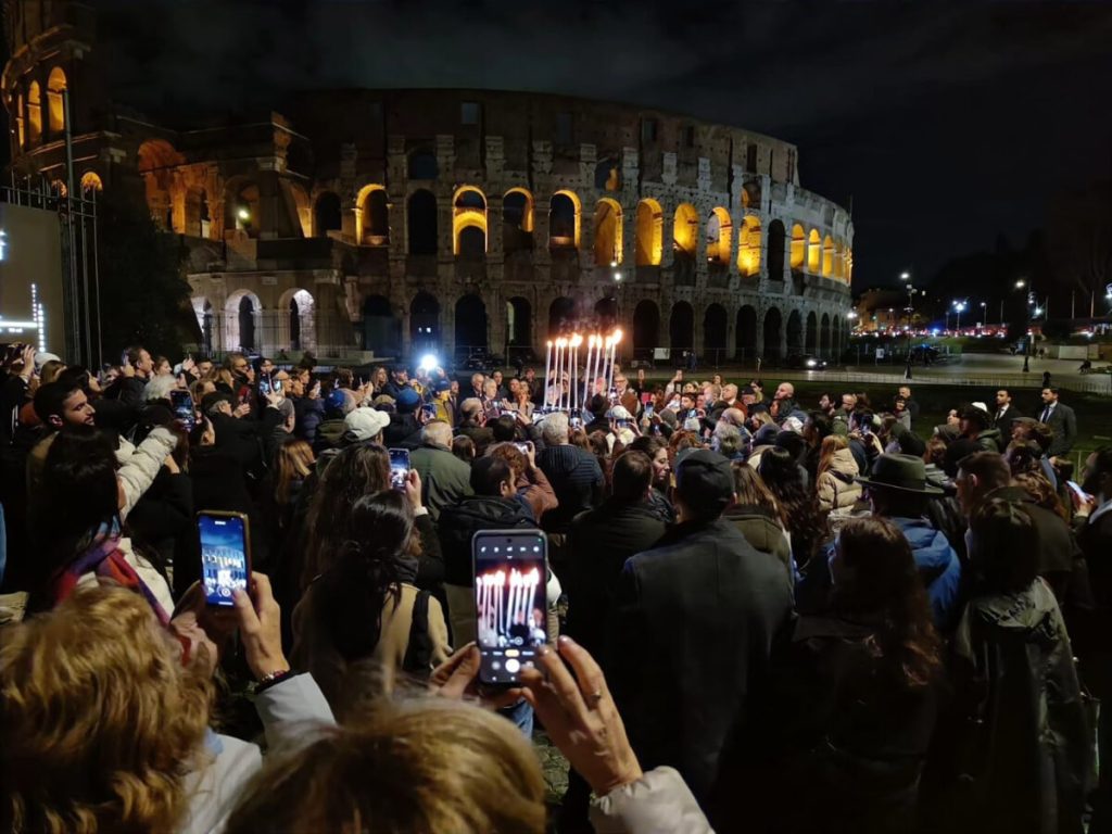 Il Colosseo si illumina con l'accensione della Chanukià di ghiaccio