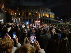 Il Colosseo si illumina con l'accensione della Chanukià di ghiaccio