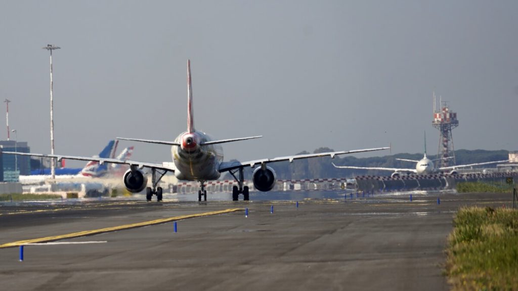 Crepa nel finestrino, volo per Roma rientra a Helsinki