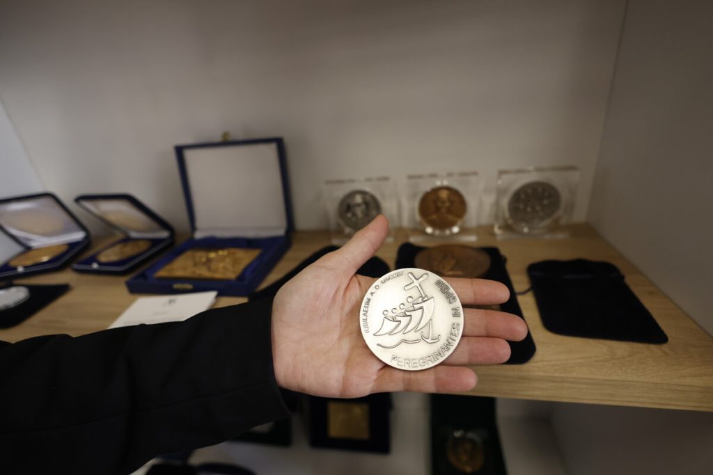 Matite, croci da abbracciare, oli e vini. Chi guadagna con il logo Giubileo 2025