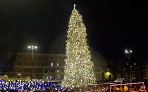 Si accende l'albero di Natale di Roma: per il secondo anno la cerimonia è in piazza del Popolo