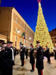 Le note dei carabinieri accendono l'albero di natale di San Lorenzo in Lucina