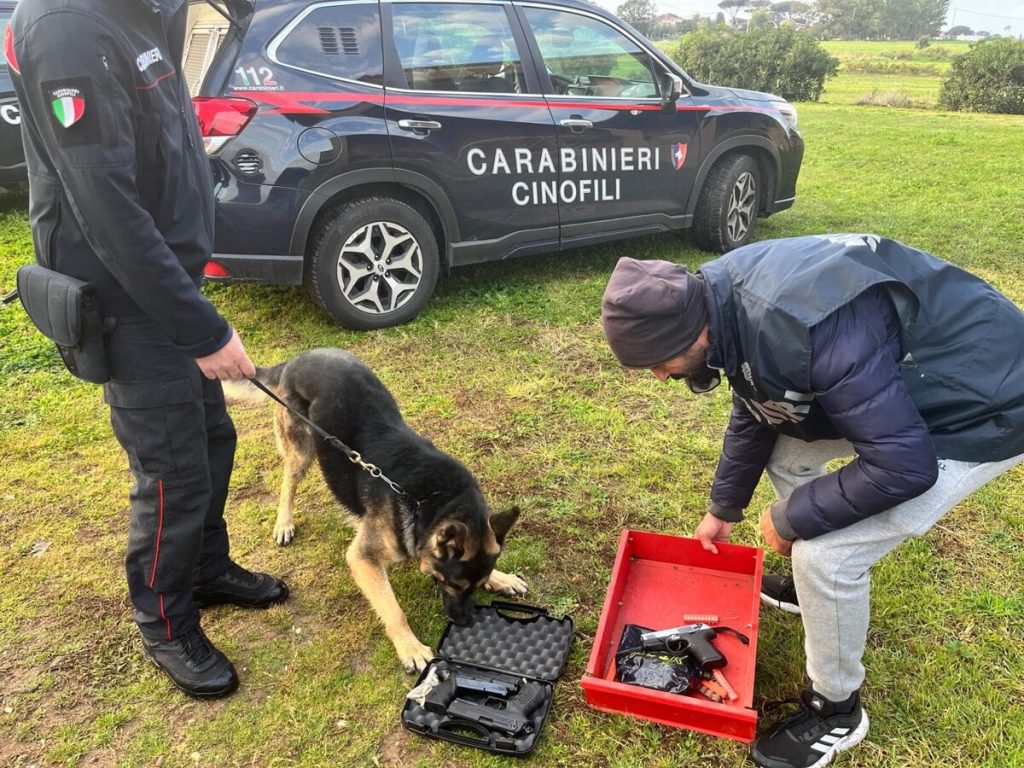 Armi modificate e cinque chili di droga, tre giovani in manette