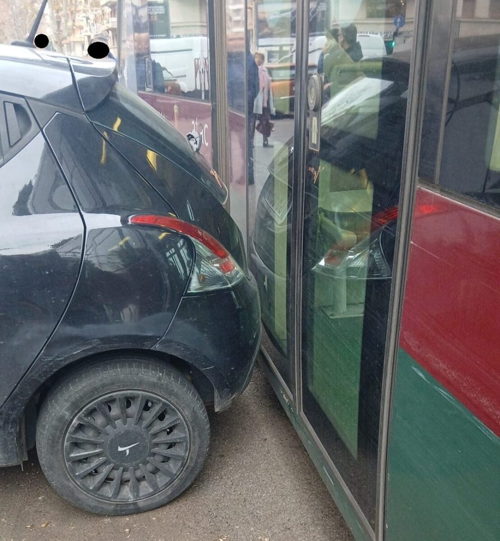 L'auto sui binari ferma il tram ancora una volta
