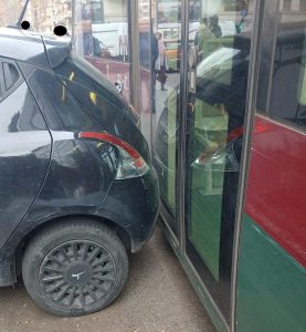 L'auto sui binari ferma il tram ancora una volta