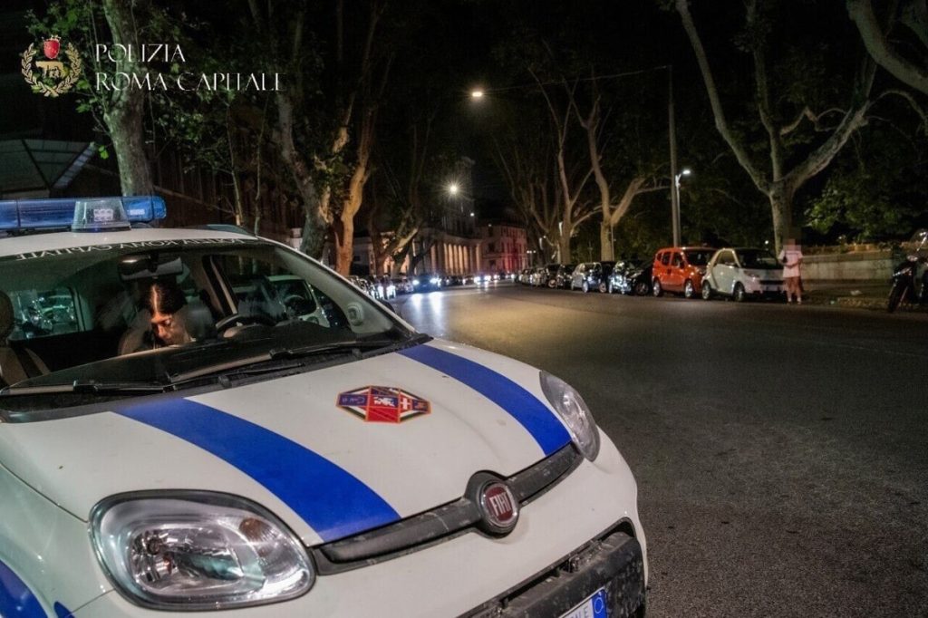 Ponte Garibaldi, uomo tenta il suicidio. Salvato dalla polizia locale