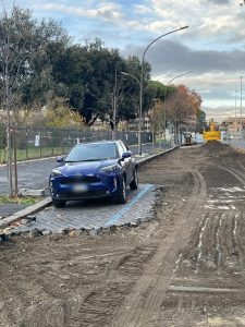 Viale della Piramide Cestia: il Suv con il cantiere intorno diventa lo zimbello dei social
