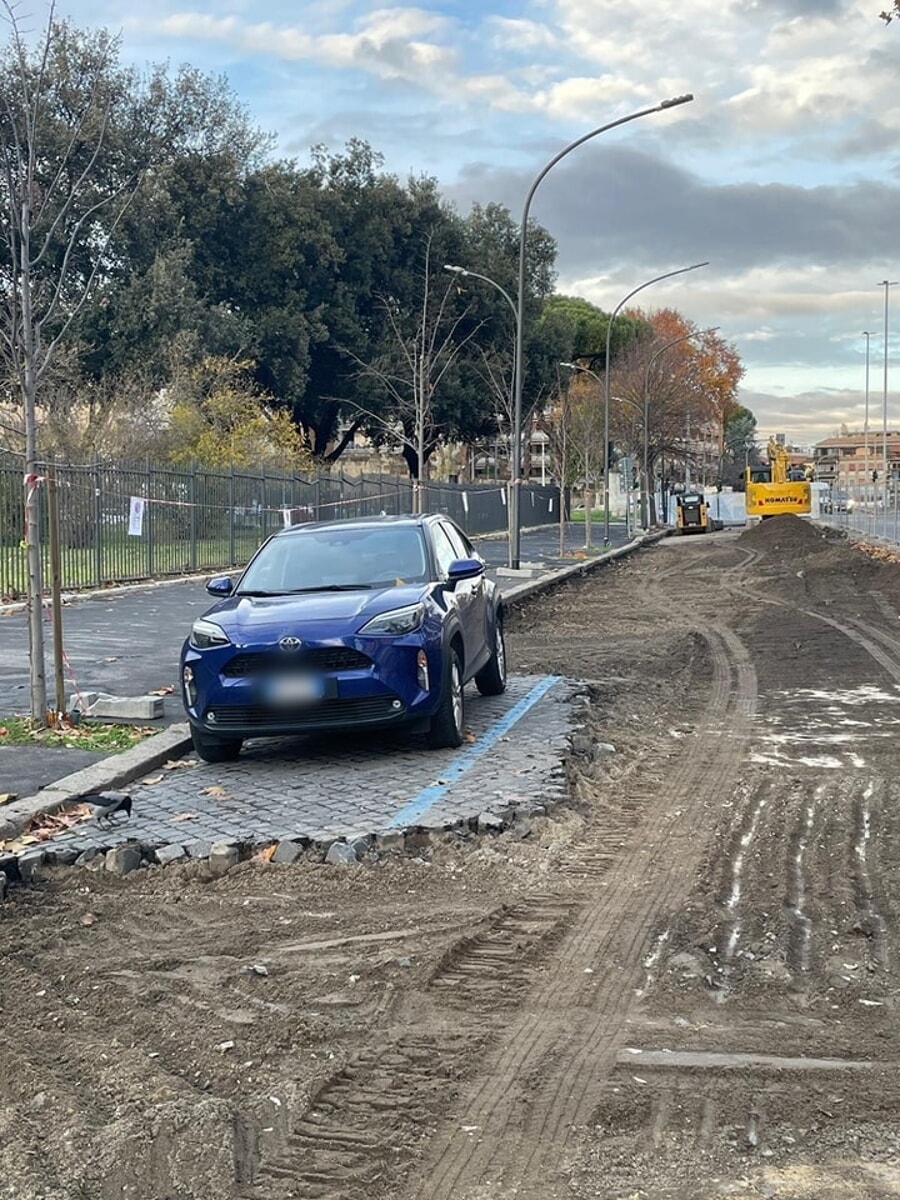 Viale della Piramide Cestia: il Suv con il cantiere intorno diventa lo zimbello dei social