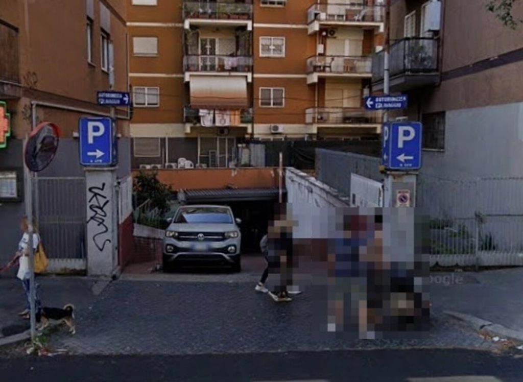 Ladro di bici elettriche in azione, il furto in un garage