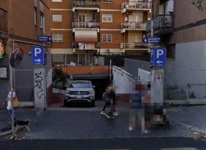 Ladro di bici elettriche in azione, il furto in un garage