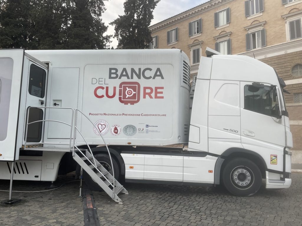 Arriva il corteo a Roma, camion per screening del cuore chiude in anticipo. Prenotazioni saltate
