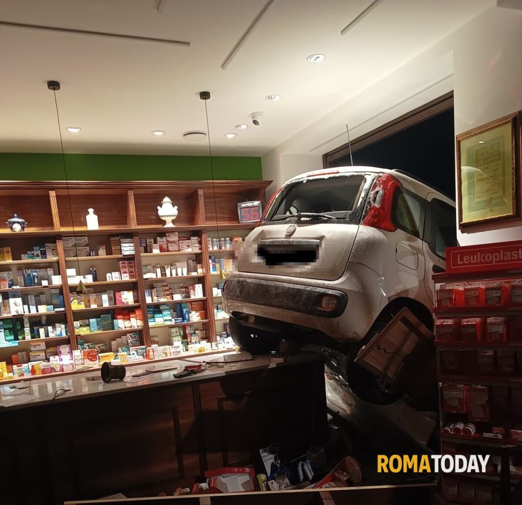 Auto come ariete contro la farmacia, poi via con il bottino. Ancora un colpo della banda della Panda