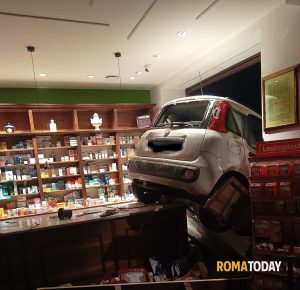 Auto come ariete contro la farmacia, poi via con il bottino. Ancora un colpo della banda della Panda