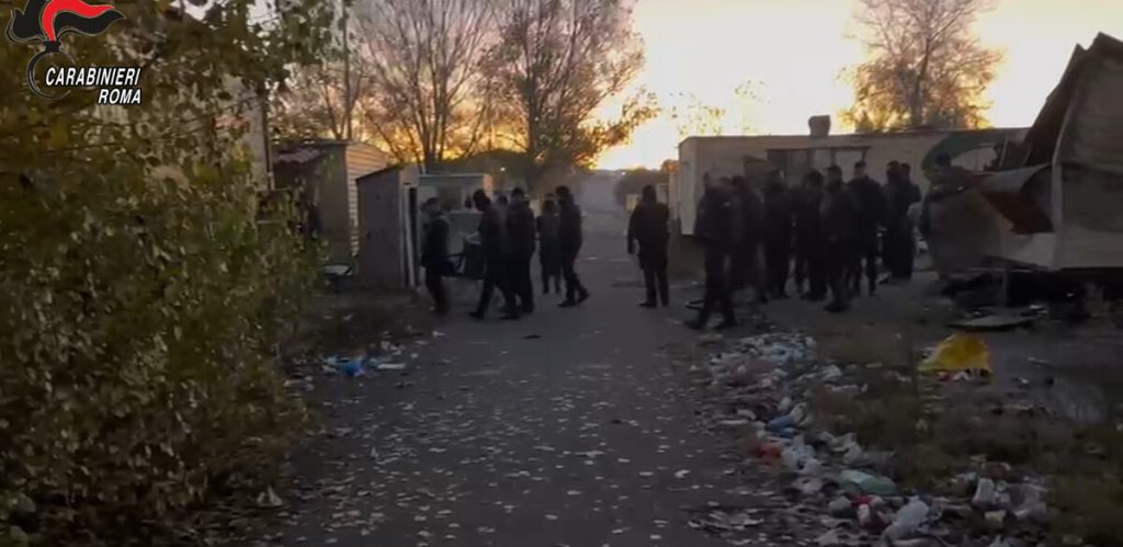 Furgoni per spaccare, estintori per fuggire, TikTok per vantarsi. I colpi della banda che ha provato a uccidere 3 carabinieri