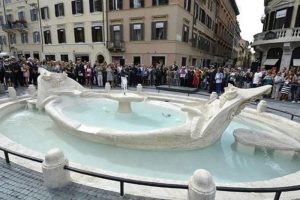 La Barcaccia come la Fontana di Trevi: via ai lavori con i pannelli trasparenti