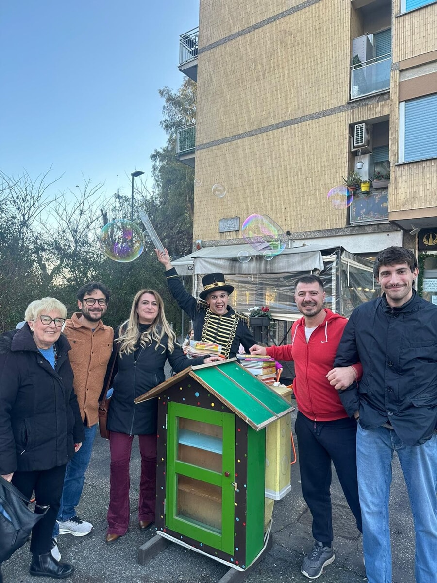 Una nuova bibliocabina per i bimbi del quartiere. La prima era stata distrutta da un incendio