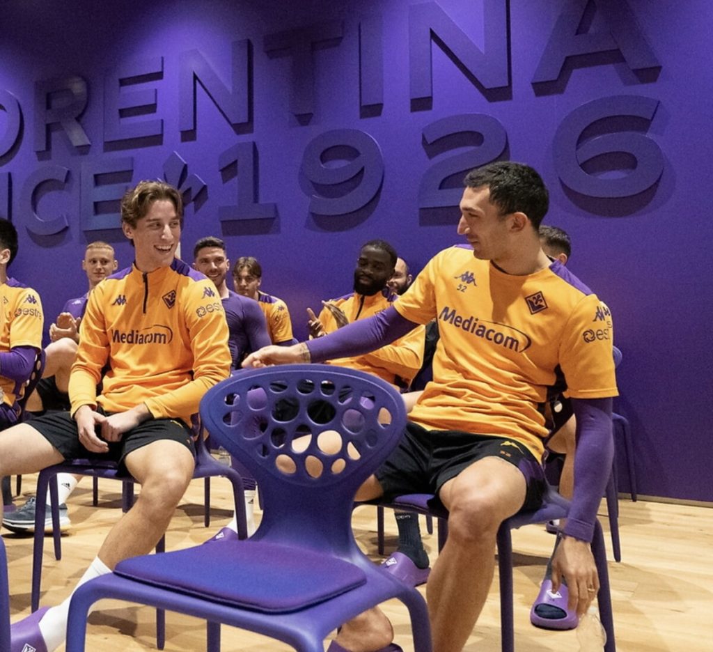 Edoardo Bove riabbraccia i compagni al Viola Park accompagnato da capitan Cataldi