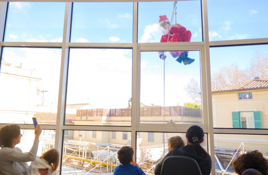 Babbo Natale arriva dal cielo: sorpresa all'ospedale pediatrico Bambino Gesù