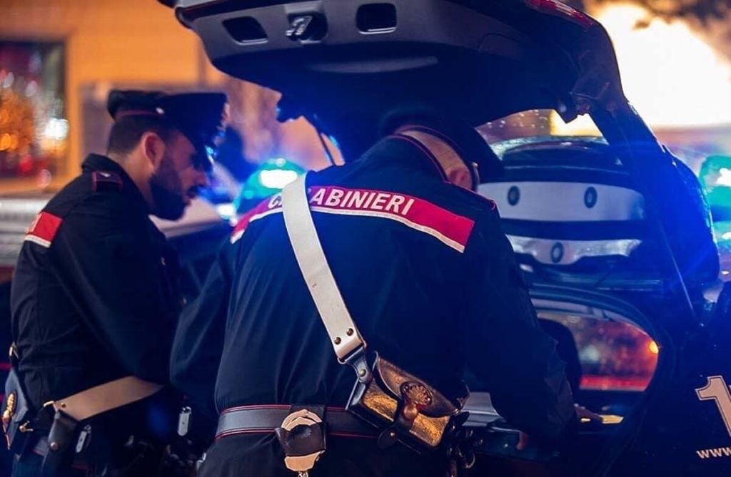 Colpo da 800 euro in una farmacia: arrestato un 30enne, in fuga il secondo rapinatore