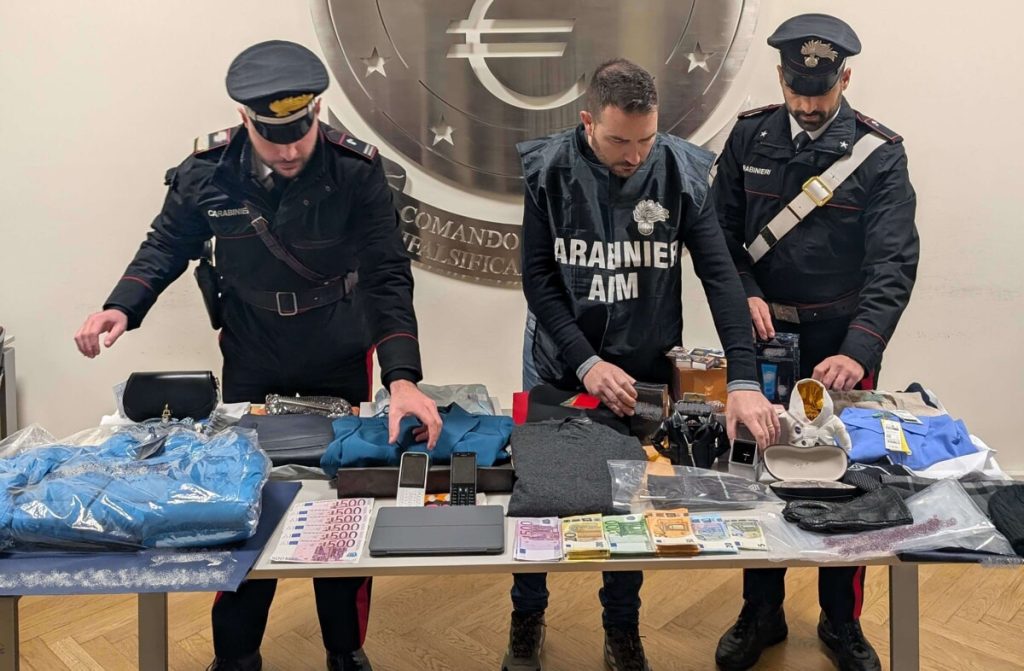 Il business del turista truffatore. Così ha riempito i commercianti di Roma di 500 euro falsi