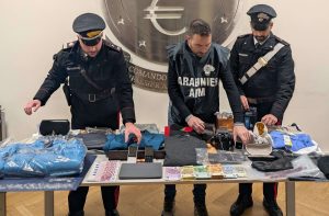 Il business del turista truffatore. Così ha riempito i commercianti di Roma di 500 euro falsi