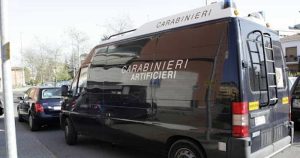 "C'è una bomba sulla via del Mare", strada bloccata e artificieri sul posto per recuperare l'ordigno