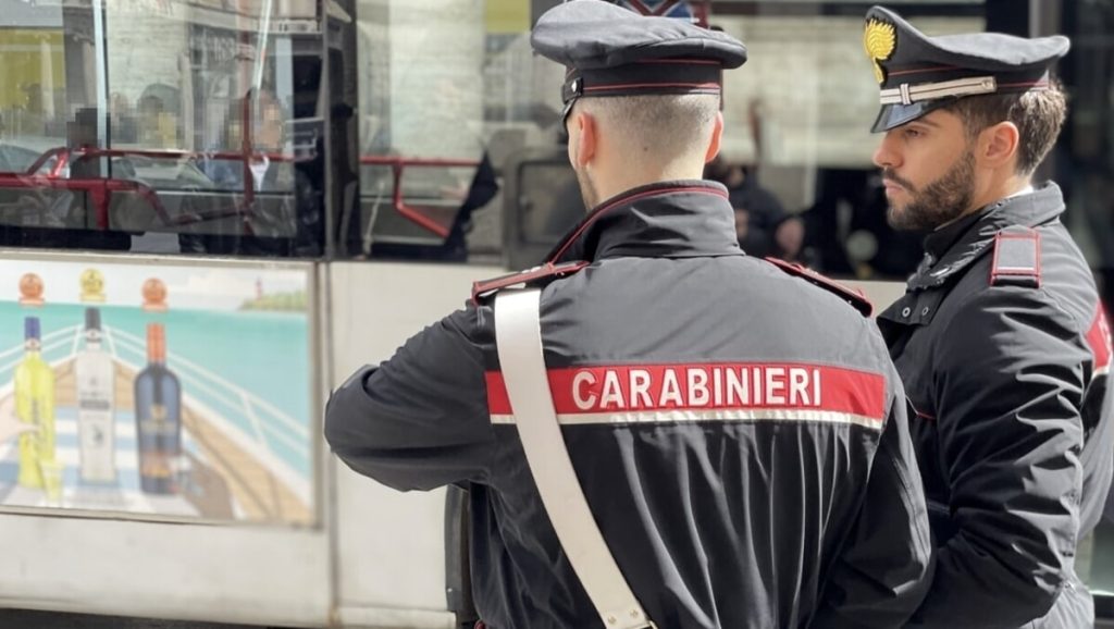 Una quindicenne è stata abusata sessualmente sul bus mentre andava a scuola