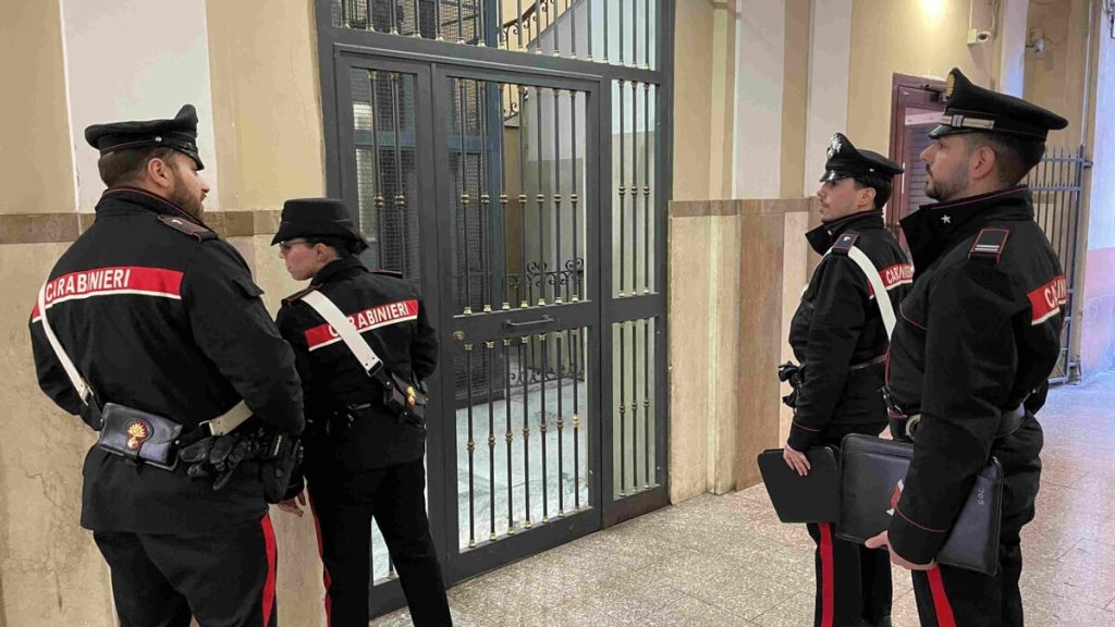 Affittacamere "fantasma" e abusivi in un palazzo del centro. Multe per oltre 15mila euro