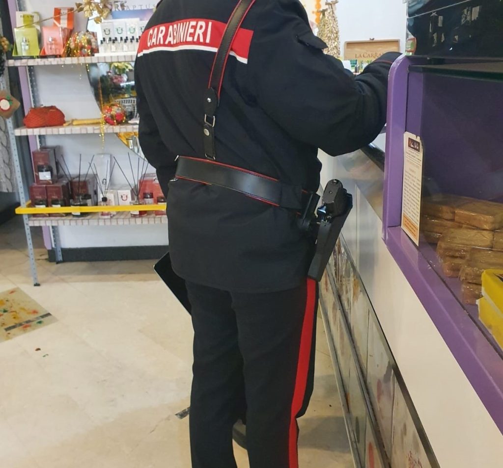 Il titolare che impiega dipendente "in nero" e senza permesso di soggiorno