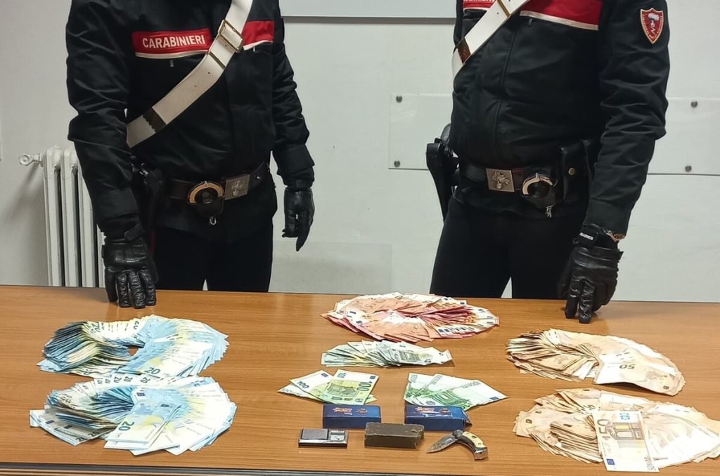 Il giovane pusher incensurato trovato con droga e 20mila euro in contanti