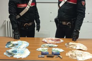 Il giovane pusher incensurato trovato con droga e 20mila euro in contanti
