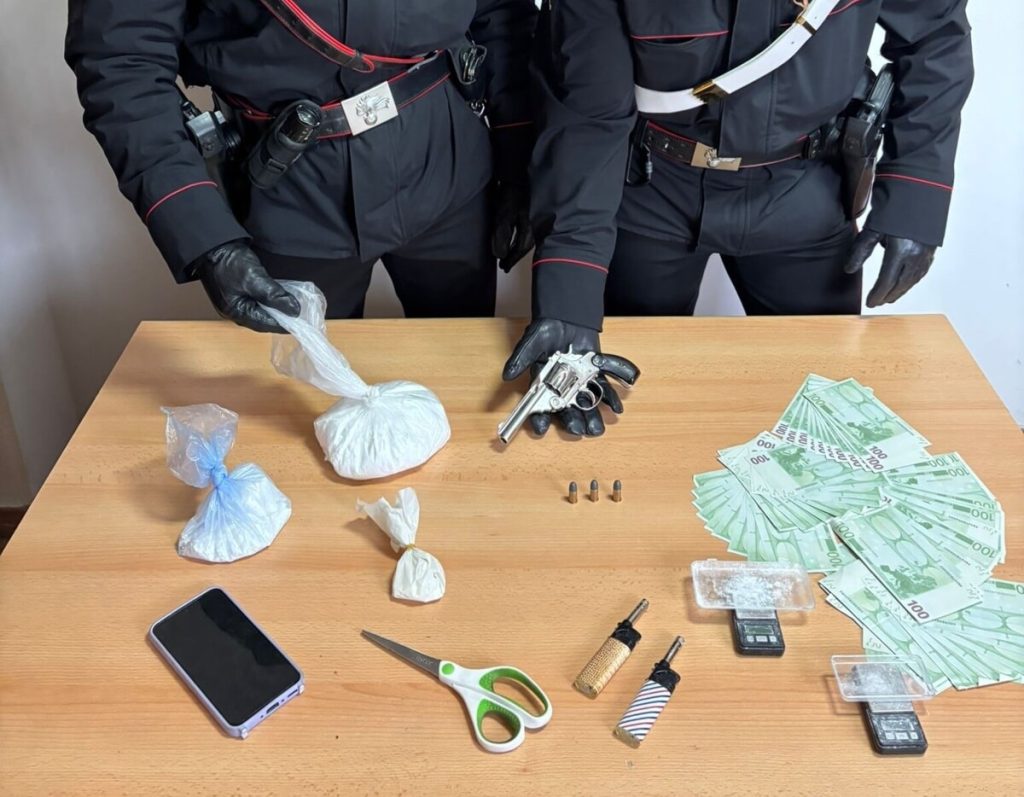 Pistola, droga e soldi in casa. Arrestato 50enne
