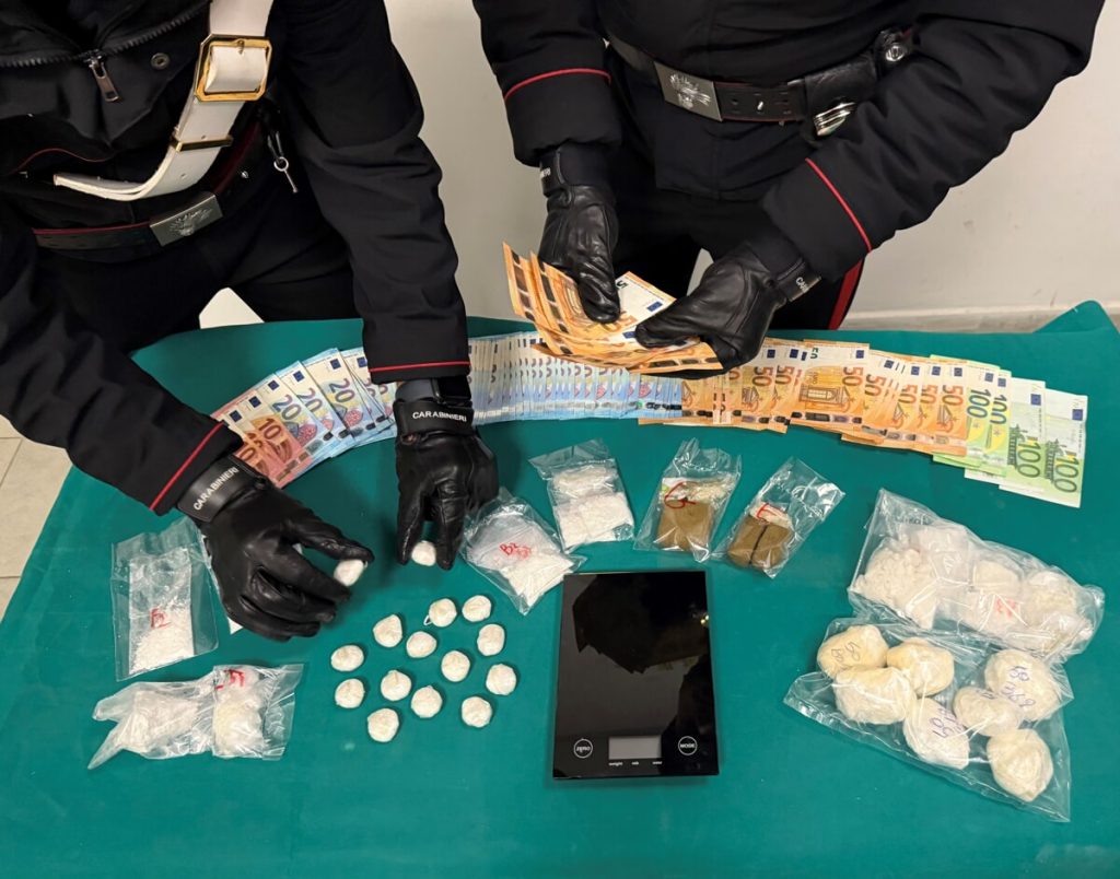 Il pusher che consegna droga a domicilio. Bloccato vicino a una officina