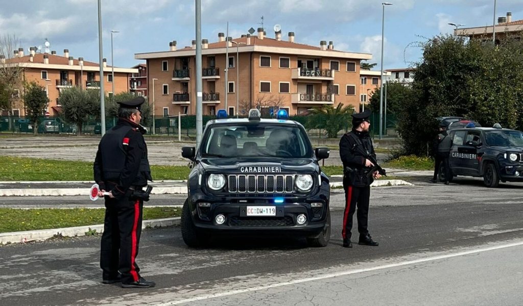 Con la patente ritirata ingrana la marcia durante un controllo e investe un carabiniere