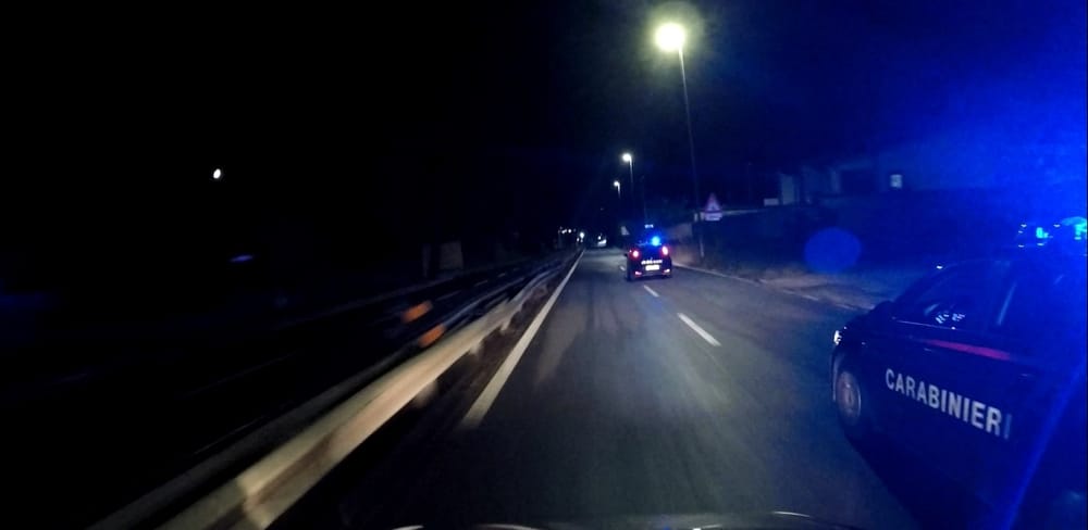 All'alt dei carabinieri scappa, nella fuga si schianta contro auto in sosta