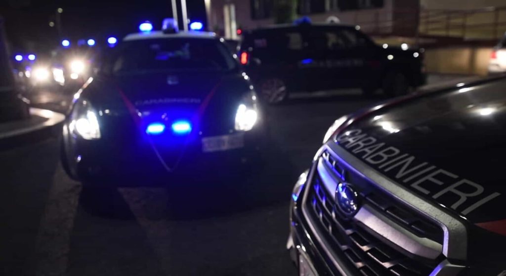 Rissa fra bande di ragazzi fuori dal fast food, 18enne accoltellato alla gamba