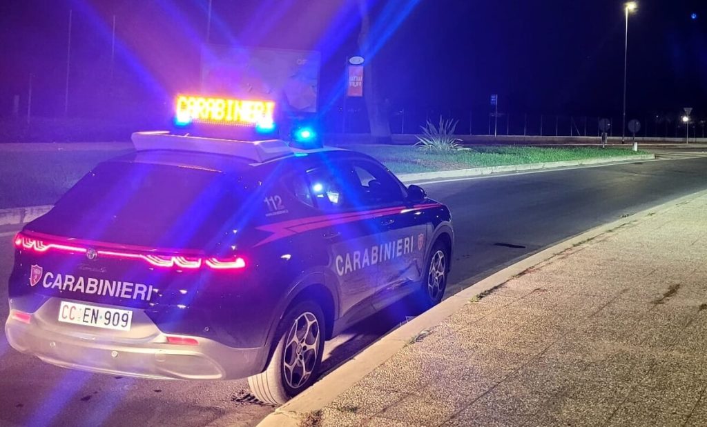 Non si ferma all'alt e ingaggia un inseguimento, in auto borse rubate