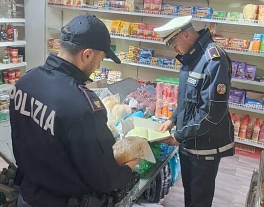 "Attentato alla salute pubblica": parassiti e feci nel cibo. Chiuso alimentari