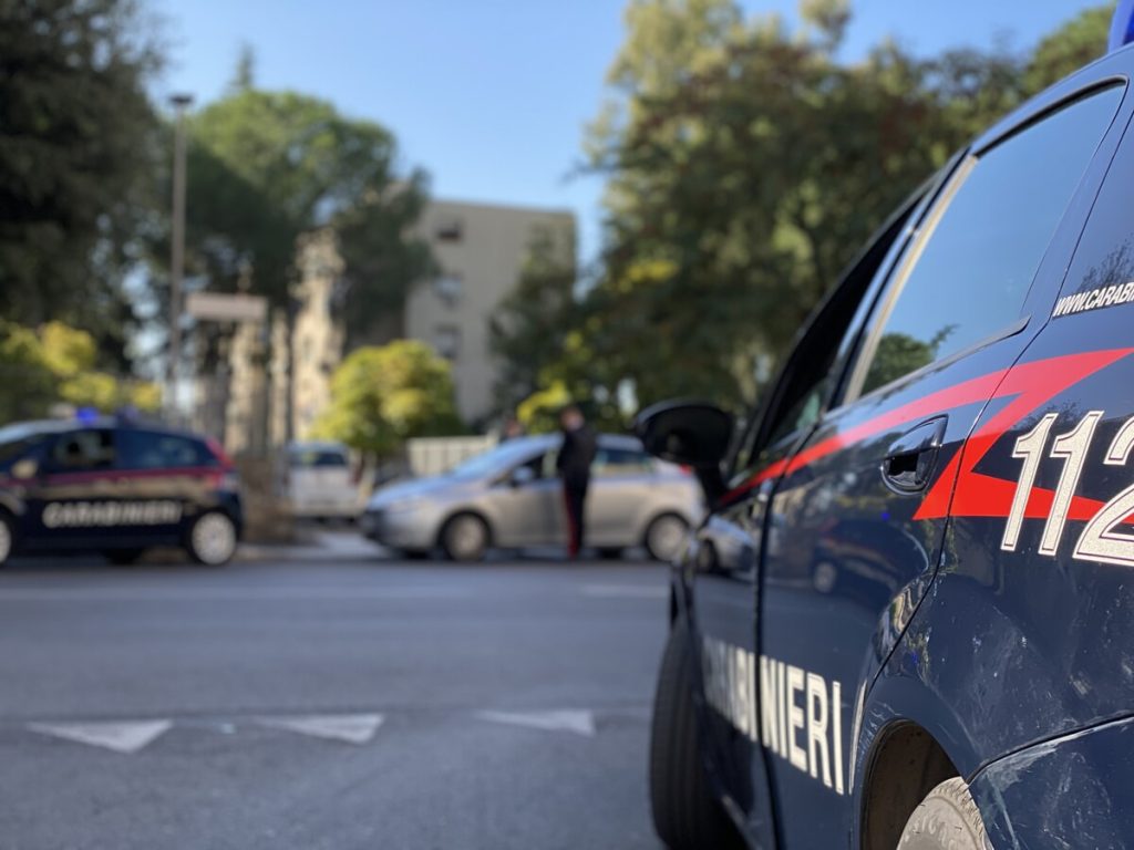 Il pusher che nasconde la droga nel paraurti e la fissa con la calamita