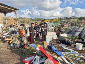 Sequestrata maxi discarica abusiva a Roma. Ammassati mobili, veicoli abbandonati, pneumatici e batterie