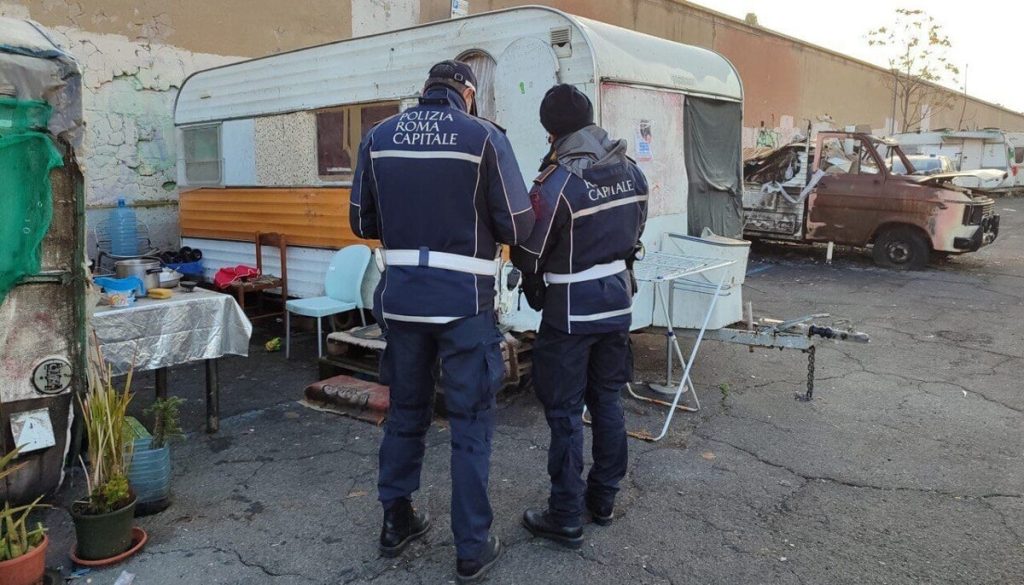 Censite le roulotte lungo le mura del Verano. Rimosso camper bruciato. Sgombero in arrivo?