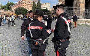 Raffica di borseggi a Roma, i carabinieri arrestano 17 persone