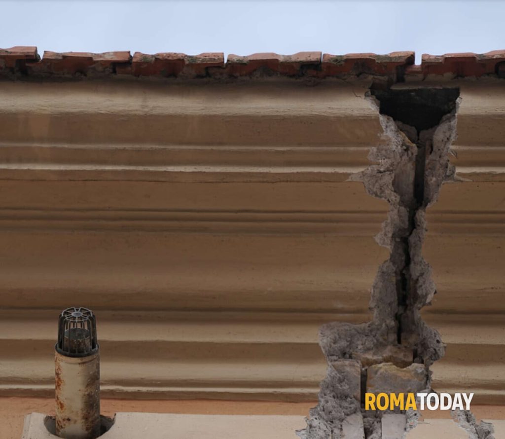 Crepe "da paura", infiltrazioni, abusi edilizi. La palazzina di via Patmo è un caso, ma nessuno vuole sgomberarla