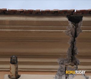 Crepe "da paura", infiltrazioni, abusi edilizi. La palazzina di via Patmo è un caso, ma nessuno vuole sgomberarla