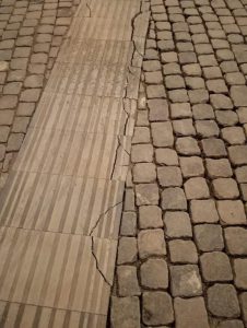 Piazza San Giovanni, crepe sul percorso per non vedenti. Il Comune: "Riparato, il cantiere è in corso"