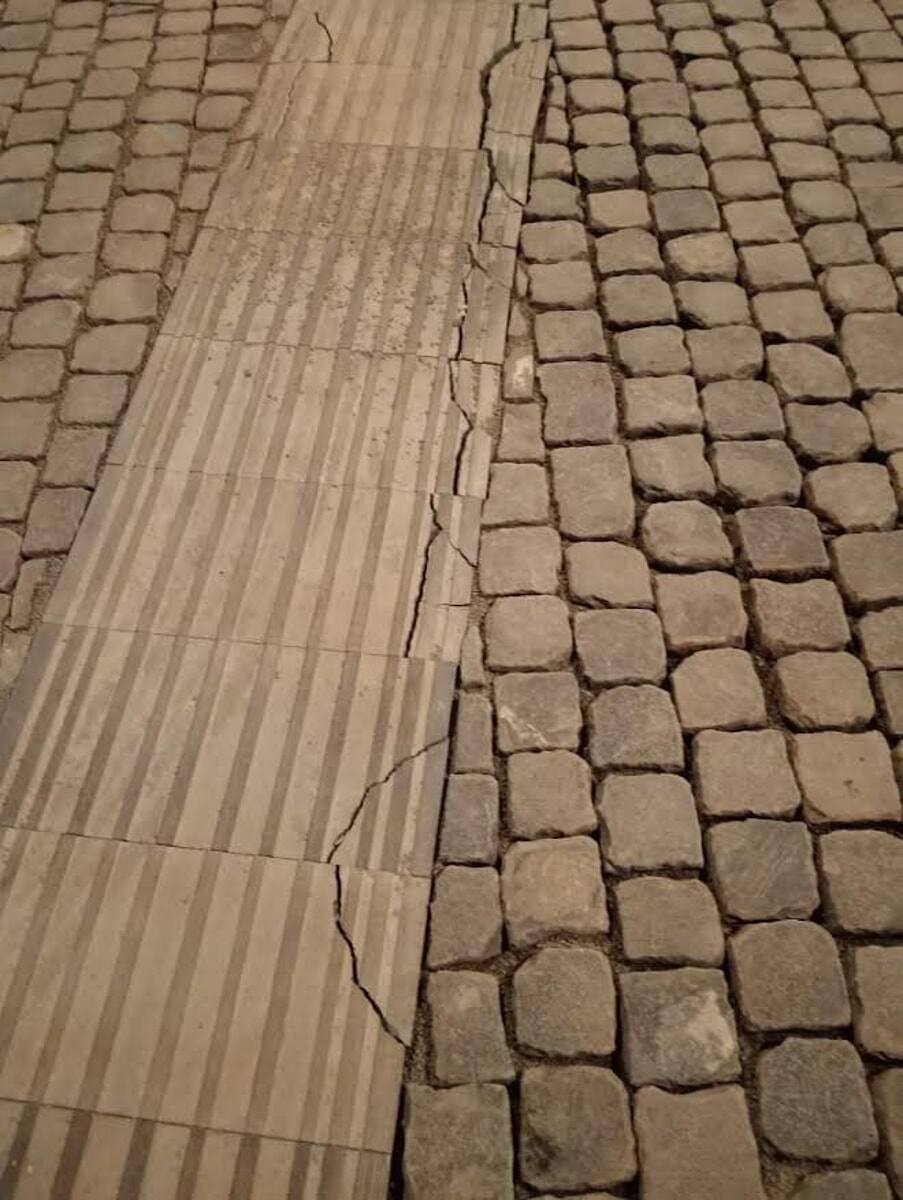 Piazza San Giovanni, crepe sul percorso per non vedenti. Il Comune: "Riparato, il cantiere è in corso"