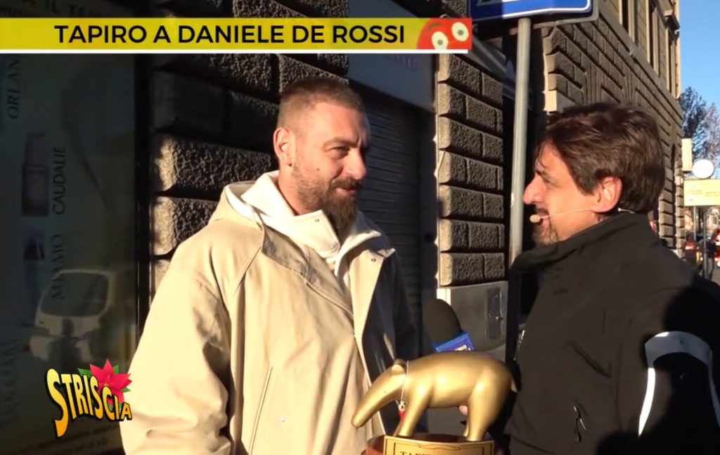 Daniele De Rossi riceve il tapiro di Striscia la Notizia per l'esonero dalla Roma